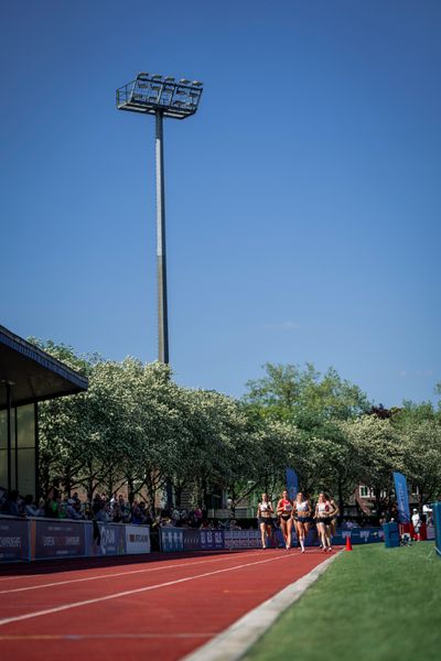 Mareike Rösing (USC Mainz), Sophie Weißenberg (TSV Bayer 04 Leverkusen), Anna-Lena Obermaier (LG Telis Finanz Regensburg) ueber 800m am 08.05.2022 beim Stadtwerke Ratingen Mehrkampf-Meeting 2022 in Ratingen